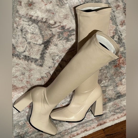 EUC Public Desire “Caryn” Ultimate 70’s “Go-Go Boot” in a Creamy Off-White Sz 6 - Picture 2 of 13